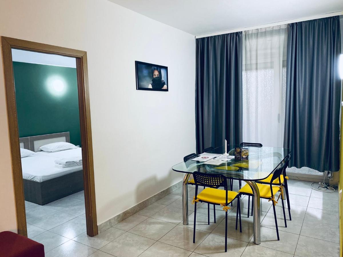 Central Unirii - Old Town Apartments Bukares Bagian luar foto